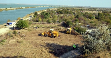 Stire din Politică-Administrație : Primăria Năvodari desființează construcțiile ilegale de pe domeniul public. "Vom da terenuri tinerilor să-și ridice case"