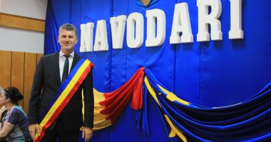 Stire din Politică-Administrație : Florin Chelaru a preluat frâiele Năvodariului. Liliana Mara a fost aleasă viceprimar