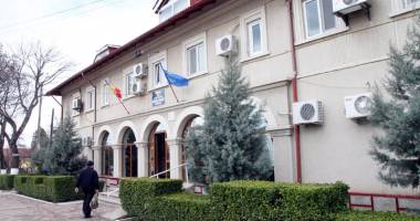 Stire din Politică-Administrație : Cadouri de la Primăria Năvodari: pachete cu alimente și o… parcare