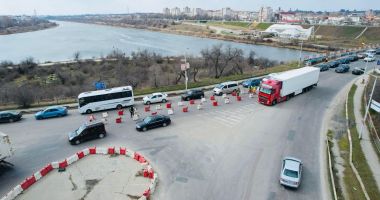 Stire din Politică-Administrație : Balize rutiere montate de reprezentanţii Primăriei Năvodari pe podul de peste ecluză
