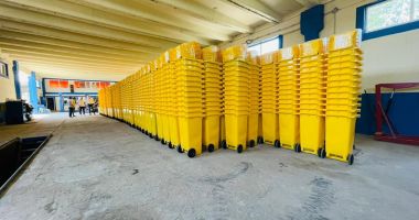 Stire din Politică-Administrație : Primăria Năvodari și Polaris încep distribuirea pubelelor galbene