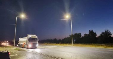 Administrația locală din Năvodari a iluminat trecerile de pietoni de pe drumul care leagă oraşul de comuna Corbu