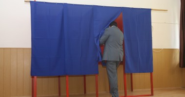 Stire din Politică-Administrație : Referendum / Prezență mică la vot