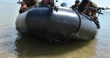 Piloții elicopterului Puma Naval, luați ostatici de către pirați / Galerie foto - 8