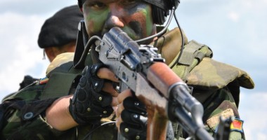 Piloții elicopterului Puma Naval, luați ostatici de către pirați / Galerie foto - 6