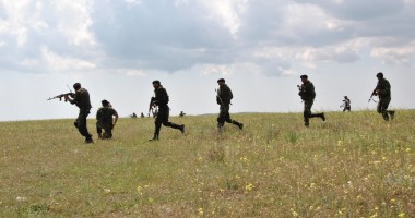 Piloții elicopterului Puma Naval, luați ostatici de către pirați / Galerie foto - 2