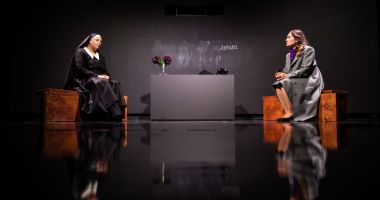 Poftiți la teatru! Spectacolul “Îndoiala”, accesibil pentru persoanele cu deficiențe de auz - 2