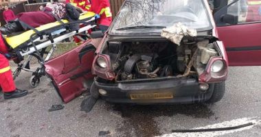 Accident cu șapte persoane implicate! Mașină acroșată exact când ieșea din curte
