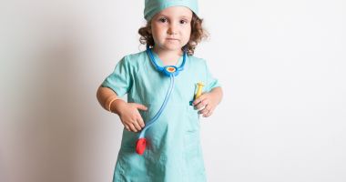 Stire din Sănătate : Negii plantari la copii se fac simțiți, pe lângă durere, prin umflături