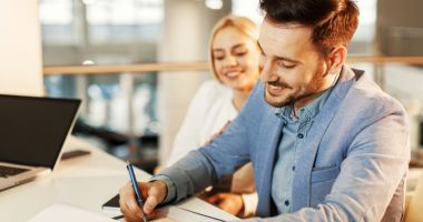 Stire din Economie : Românii care şi-au negociat contractele cu băncile au obţinut chiar şi ştergerea datoriei