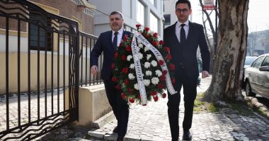 Stire din Politică-Administrație : Senatorul Remus Negoi a depus o coroană de flori în faţa Institutului Cultural Român