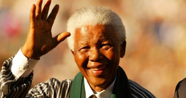 Stire din Actualitate : Nelson Mandela, în stare vegetativă. Medicii recomandă să fie deconectat de la aparate