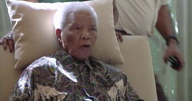 Stire din Actualitate : Nelson Mandela nu poate vorbi, dar comunică prin semne