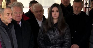 Stire din Actualitate : Clipe emoţionante la înmormântarea lui Emeric Ienei. Ce a făcut nepoata fostului antrenor