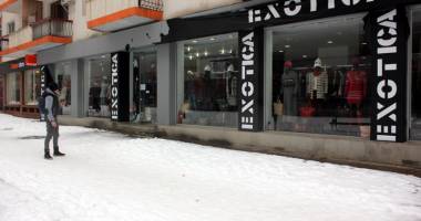 Nesimțire maximă! Agenții economici doi bani nu dau pe deszăpezirea trotuarelor - 2