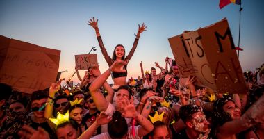 Stire din Cultură-Educație : NEVERSEA 2020. "Festivalul nu este anulat și reprezintă speranța și miracolul în care cred mulți oameni!"