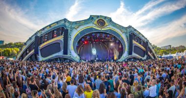 Stire din Social : Răsărit unic la malul mării, după cinci ore de show cu regele muzicii trance, Armin van Buuren