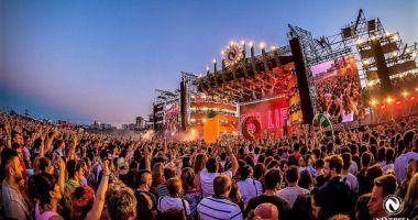 Stire din Eveniment : Elevi, trageți tare! Cine ia 10 la Bac intră gratuit la Untold și Neversea