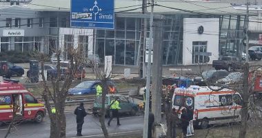 Stire din Eveniment : Doi muncitori care făceau reparaţii la un drum, răniţi de o şoferiţă de 86 de ani care conducea un autoturism Tico