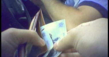 Stire din Eveniment : Un polițist a refuzat o mită de 500 de lei