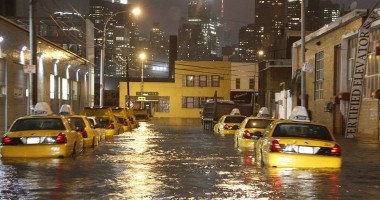 Galerie foto/ Imagini incredibile din New York-ul lovit de uraganul Sandy - 7