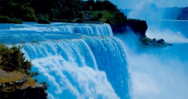 Stire din Actualitate : Cascada Niagara, iluminată în albastru cu ocazia nașterii copilului regal