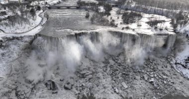 Stire din Actualitate : Imagini spectaculoase cu Cascada Niagara înghețată parțial după „viscolul secolului”