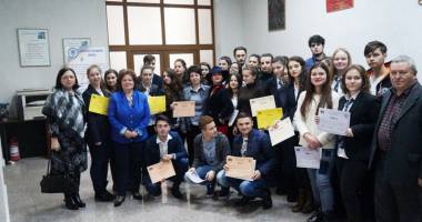 Stire din Cultură-Educație : Nici economia  nu mai  are necunoscute  pentru liceenii  de la "Ovidius"