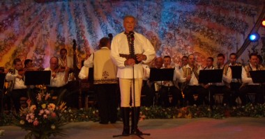 Stire din Cultură-Educație : Spectacol de muzică populară la Casa de cultură