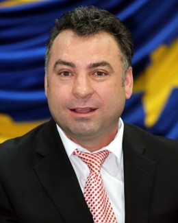 Stire din Politică-Administrație : Matei a dat 6.000 de pui vii năvodărenilor care locuiesc la curte