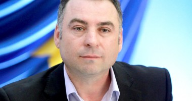 Stire din Politică-Administrație : Primarul Nicolae Matei oferă rechizite tuturor elevilor din oraș