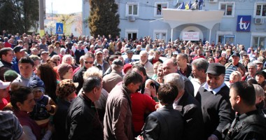 Primarul NICOLAE MATEI a fost eliberat din arest. Sute de năvodăreni l-au așteptat în fața Primăriei - 2