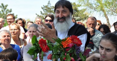 Stire din Cultură-Educație : Întoarcerea părintelui PICU la biserica Sf. MINA. Cum au protestat enoriașii și ce a declarat preotul întors din Italia