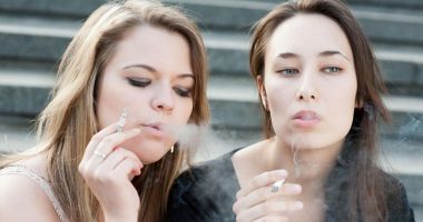 Stire din Sănătate : Renunţaţi la fumat! Nicotina amplifică durerile de spate