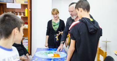Stire din Social : Nicu Covaci, de la Phoenix, în vizită la Centrul de Educație Incluzivă "Delfinul" Constanța