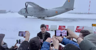 Stire din Actualitate : Nicușor Dan, blocat la Paris. Avionul Spartan nu poate decola
