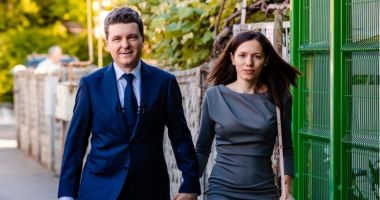 Stire din Actualitate : Nicușor Dan a făcut marele anunț! Se căsătorește cu Mirabela, dar nu în campanie