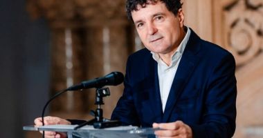 Stire din Politică-Administrație : Nicușor Dan dă startul pentru formarea Guvernului României. Iată cine participă la negocieri!