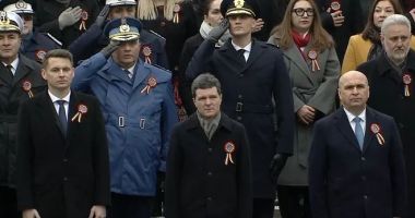 Stire din Actualitate : Nicușor Dan participă pentru prima oară în calitate de președinte la parada de la Arcul de Triumf