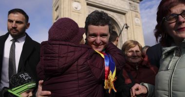 Stire din Actualitate : Nicușor Dan, baie de mulțime după parada militară. Ce mesaj le-a transmis românilor