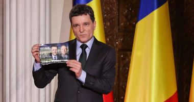 Stire din Politică-Administrație : Nicușor Dan, la dezbaterea electorală, despre un fals cu el și Klaus Iohannis apărut pe sute de mii de pliante: „Disperarea lor nu are limite”