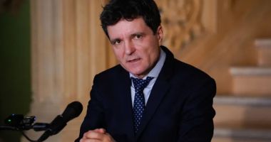 Stire din Politică-Administrație : Nicușor Dan: „Eu voi rămâne în cursă. Candidatura mea nu încurcă”