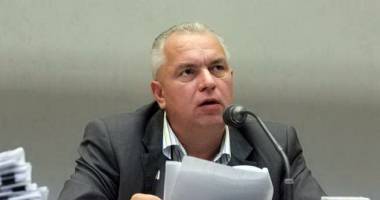 Stire din Politică-Administrație : Nicușor Constantinescu, la mâna colegilor de partid