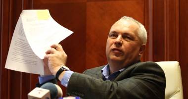 Stire din Politică-Administrație : Nicușor Constantinescu  se poate întoarce la serviciu, dar  nu poate discuta cu toți angajații!