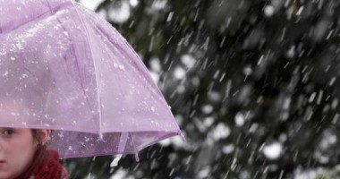 Stire din Social : La munte a început să ningă