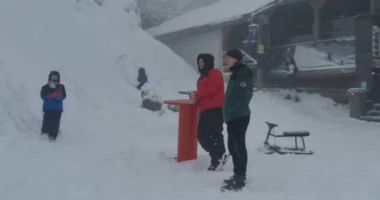 Stire din Social : Ninge la munte! Imagini cu iarna apărută la sfârșitul vacanței. În Vârful Postăvarul s-a așternut zăpada