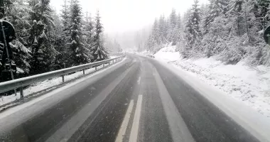 Stire din Actualitate : Ninge ca în povești în mai multe zone din țară. S-a depus deja strat de zăpadă