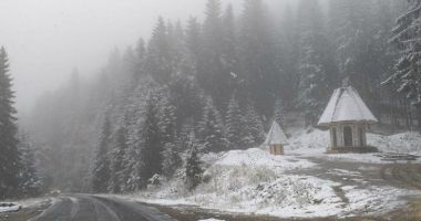 Stire din Social : A VENIT IARNA! Ninge ca-n povești, pe Ceahlău
