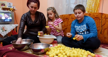 Galerie foto. Acuzații în presa din Marea Britanie: "COPII DIN ROMÂNIA, SCLAVI PENTRU KINDER, PE SUME MIZERABILE" - 2