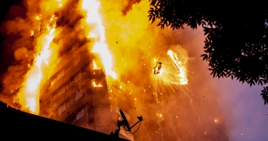 Stire din Actualitate : A ÎNVINS IADUL DIN LONDRA! IDEEA GENIALĂ A UNEI MAME DE A SALVA VIAȚA FETIȚEI SALE DIN INCENDIUL UCIGAȘ